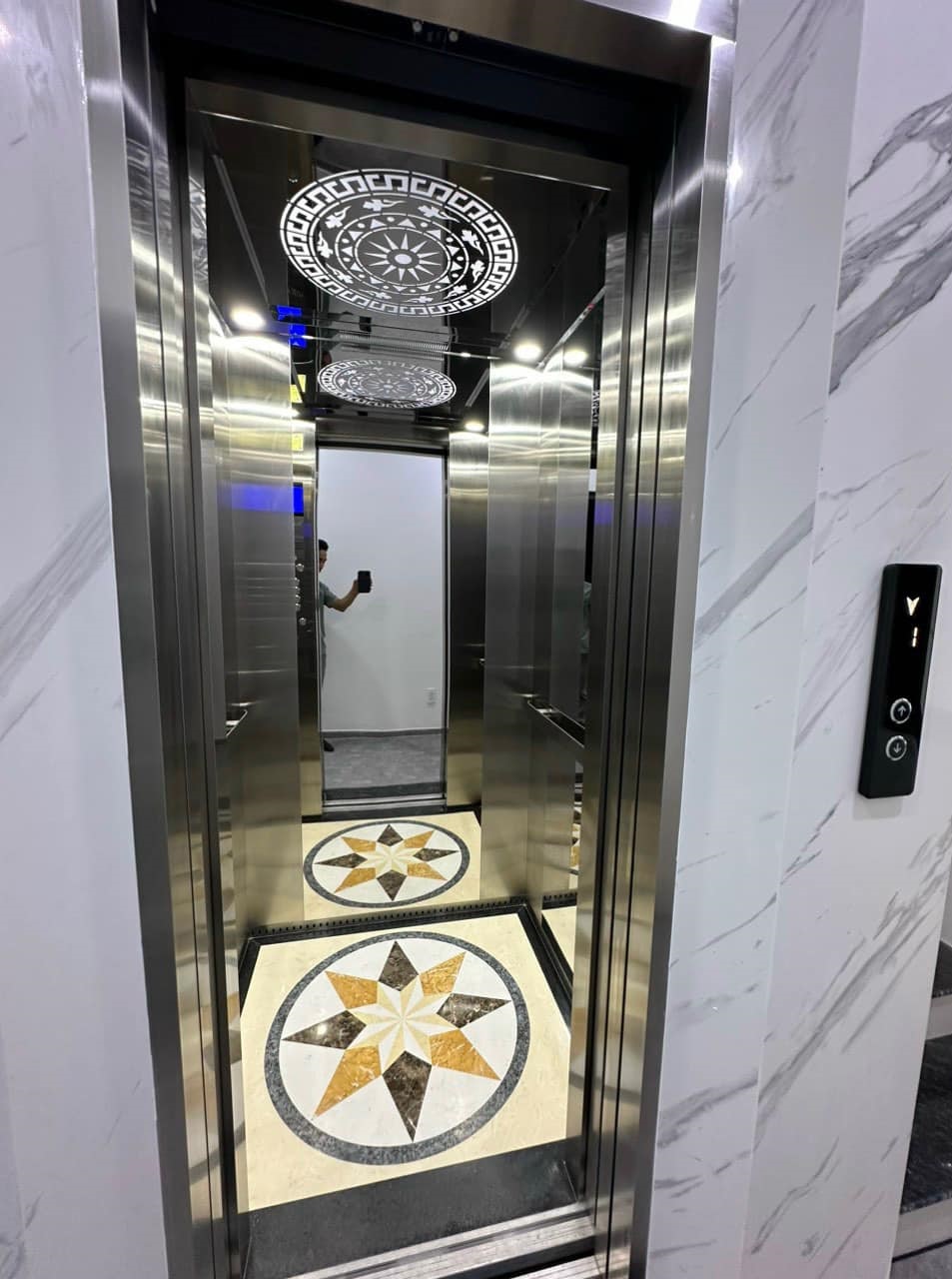Chất lượng thang máy liên doanh dựa trên một số các yếu tố.