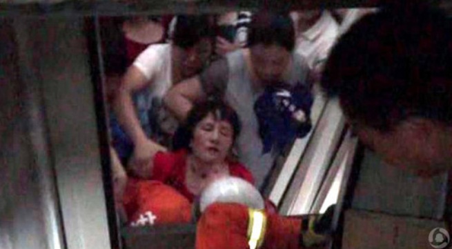 Nguyên nhân khiến người phụ nữ kẹt trong thang máy
