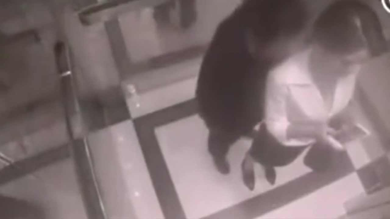 Bị sàm sở trong thang máy cô gái bắt thủ phạm đến công an