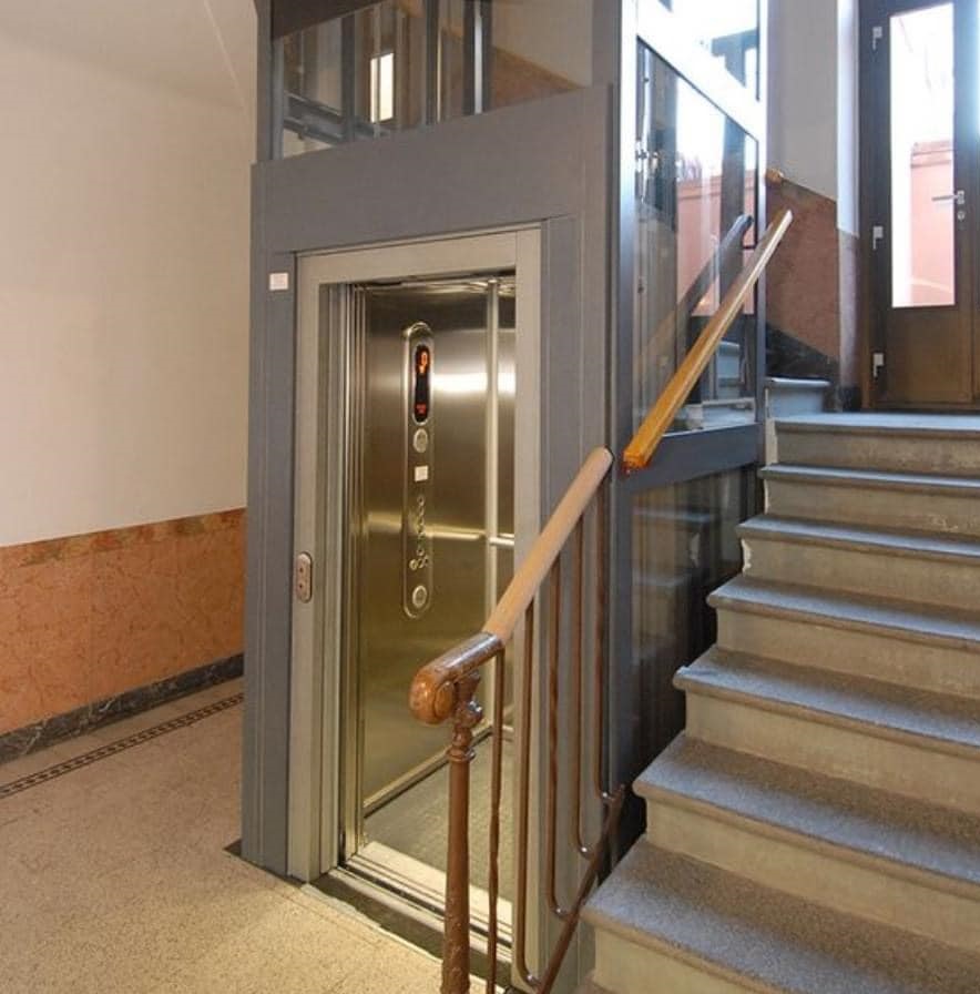Nên lắp cửa mở tay hay cửa tự động cho thang máy gia đình