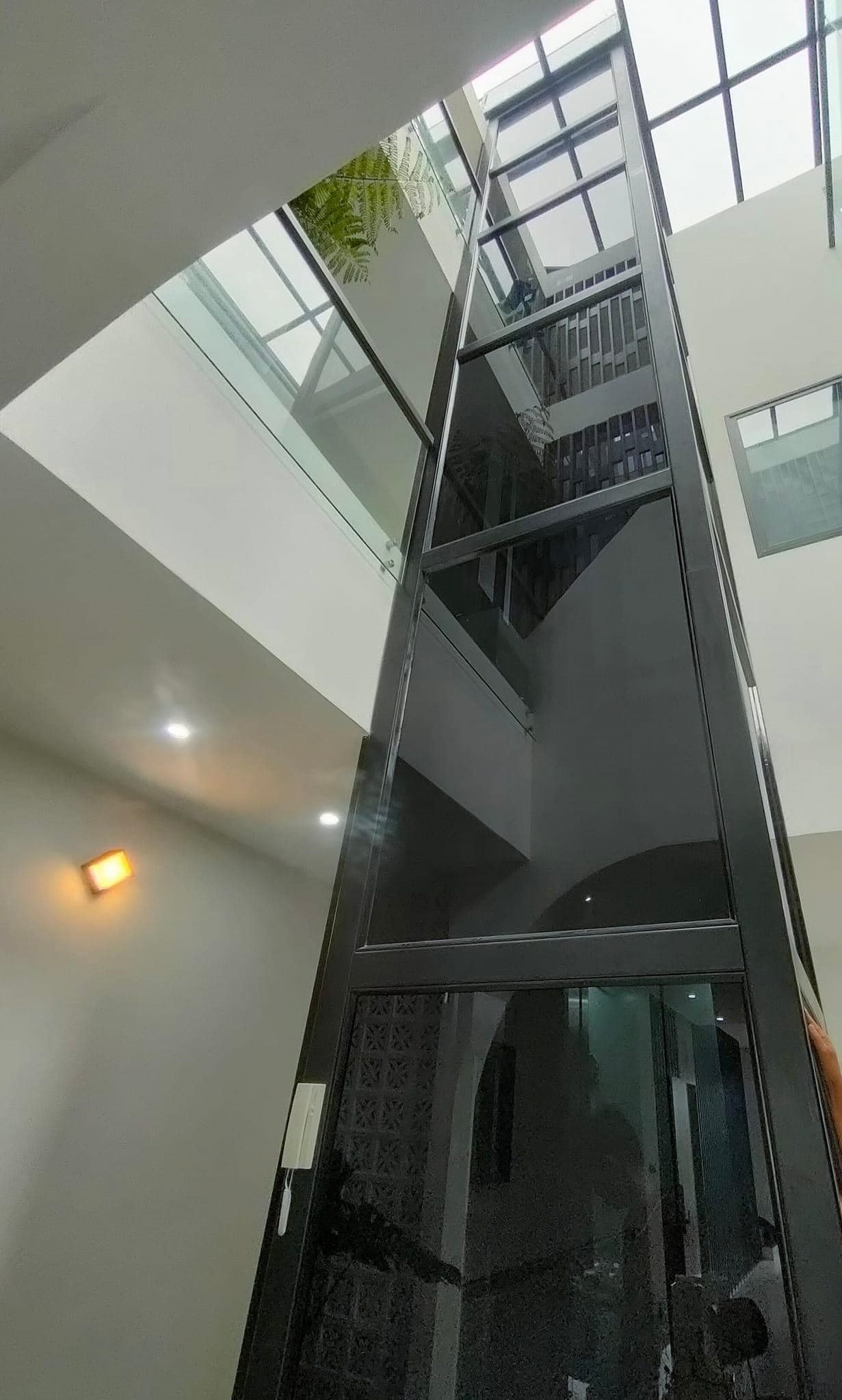 Vì sao cần nâng cấp thang máy gia đình