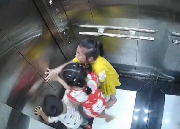 Ba đứa trẻ gào khóc khi bị kẹt thang máy