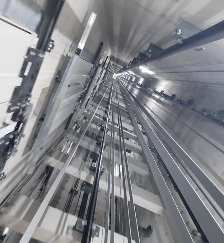 Cách xử lý khi thang máy rơi