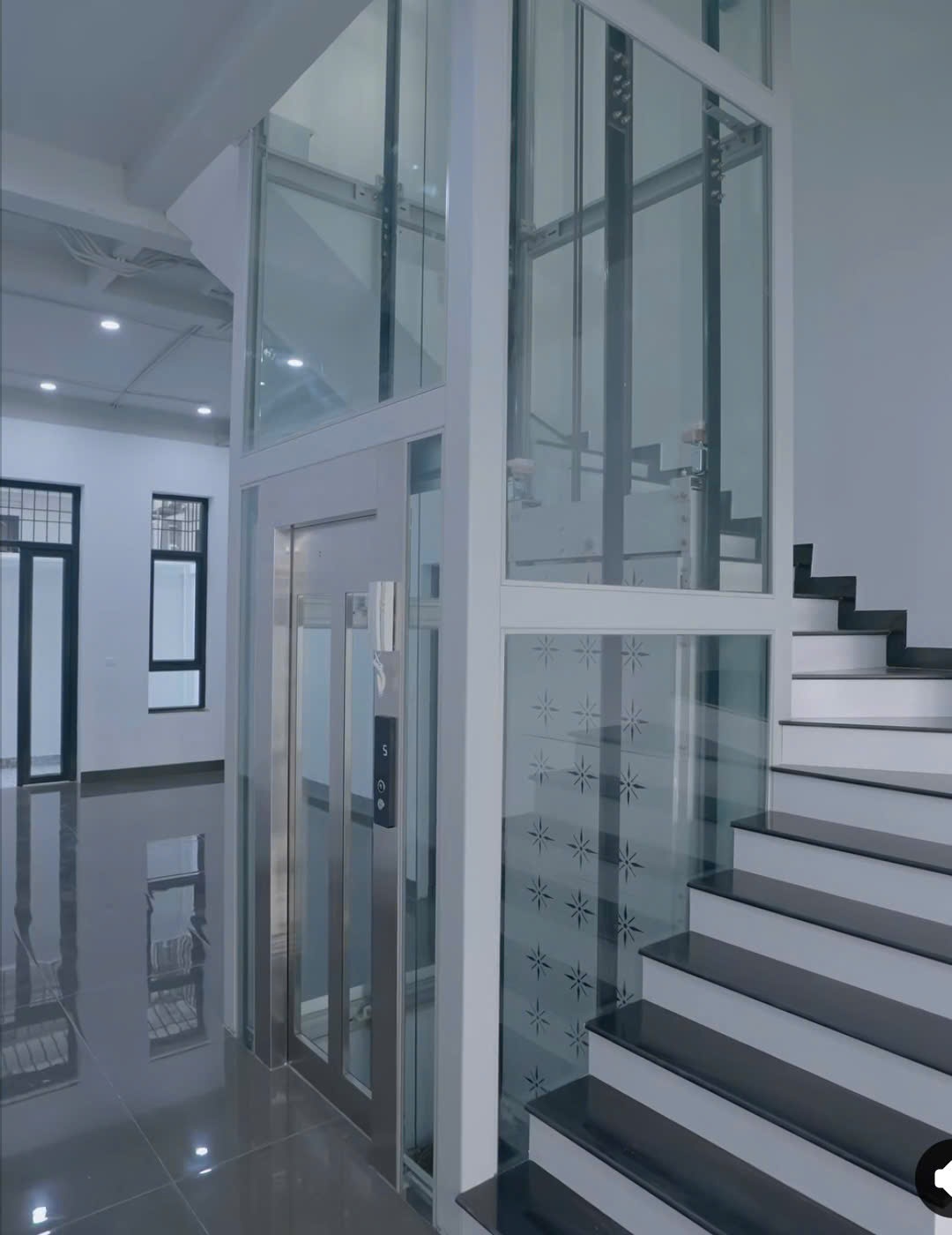 So sánh giá thang máy gia đình liên doanh và nhập khẩu nguyên chiếc