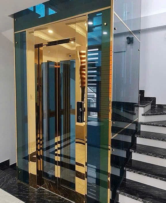 Vì sao nên lắp thang máy kính cho nhà cải tạo