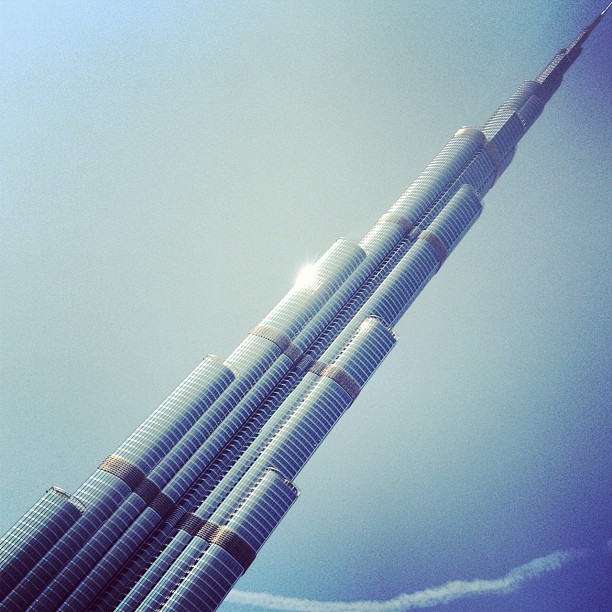 Burj Khalifa doa cat thang may 1
