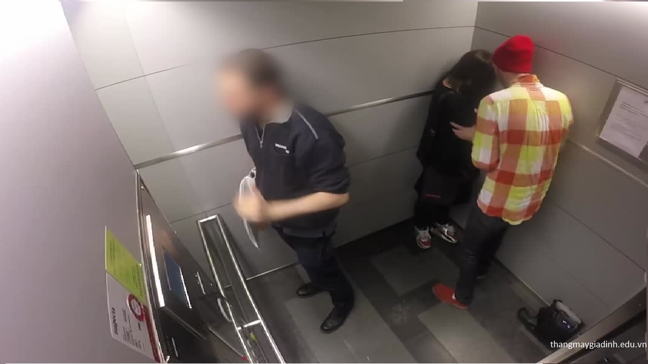 Cảnh giác với tình trạng bắt cóc trong thang máy