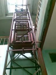Cực kì nguy hiểm khi sử dụng thang máy tự chế