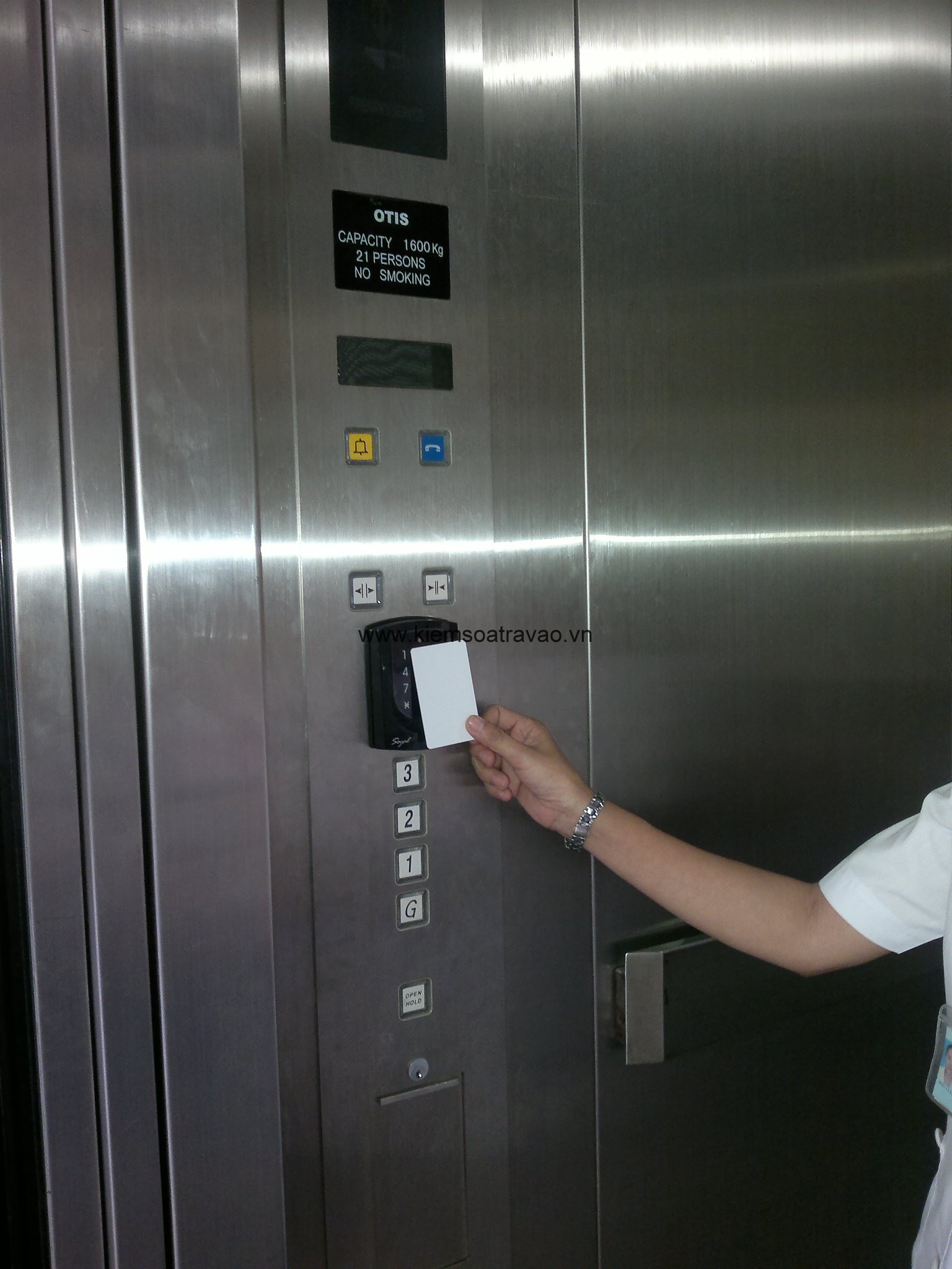 Lắp đặt hệ thống kiểm soát ra vào thang máy