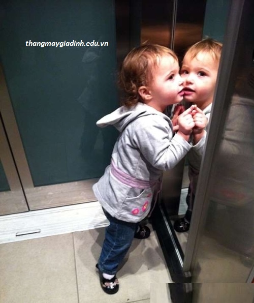 Lợi ích khi lắp gương trong thang máy