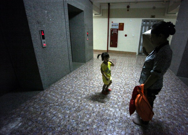 Người Việt: Đi 1 tầng cũng phải đi thang máy