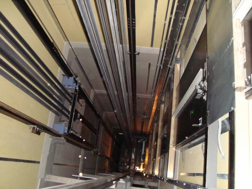 Những bộ phận trong hệ thống cơ khí của thang máy