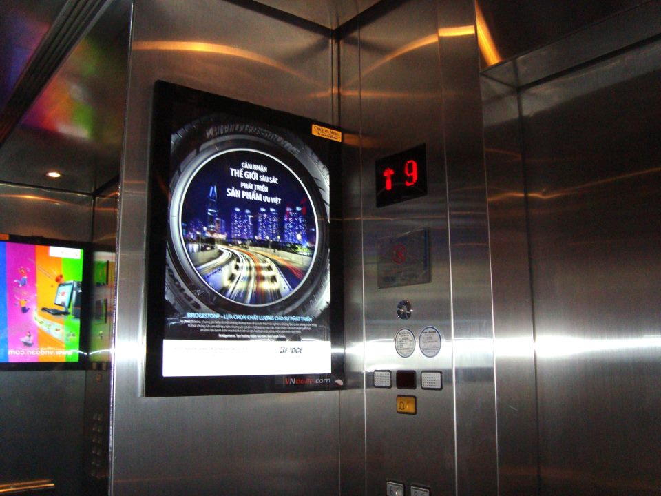 Quảng cáo trong thang máy, nên hay không?