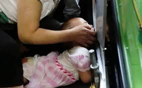 Bé gái bị kẹt tay trong thang máy