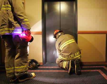 Bộ cứu hộ tự động không thể thiếu trong thang máy