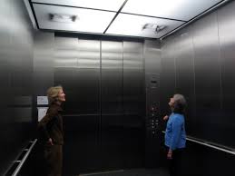 Làm gì để sử dụng thang máy an toàn ?