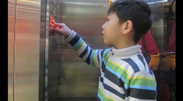 Những điều nên tránh khi trẻ em gần thang máy