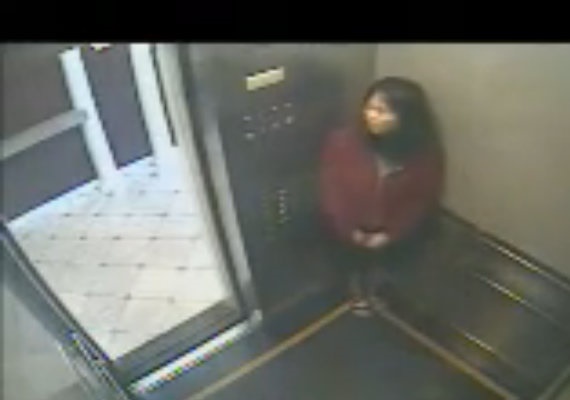 Bị người lạ tấn công khi dùng thang máy chung cư