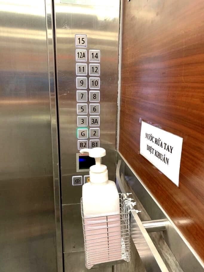 Cẩn thận với dung dịch sát khuẩn trong thang máy
