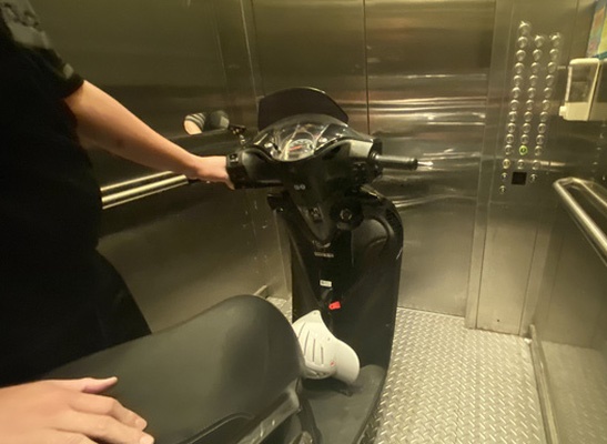 Dùng thang máy để đưa xe máy lên nhà chung cư