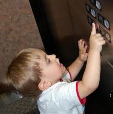 Kỹ năng sử dụng thang máy cho trẻ nhỏ