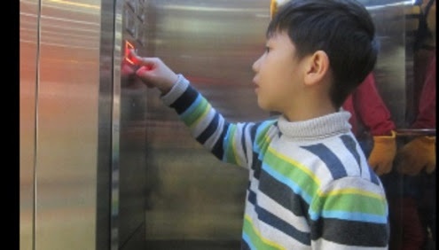 Kỹ năng sử dụng thang máy cho trẻ nhỏ 6 tuổi