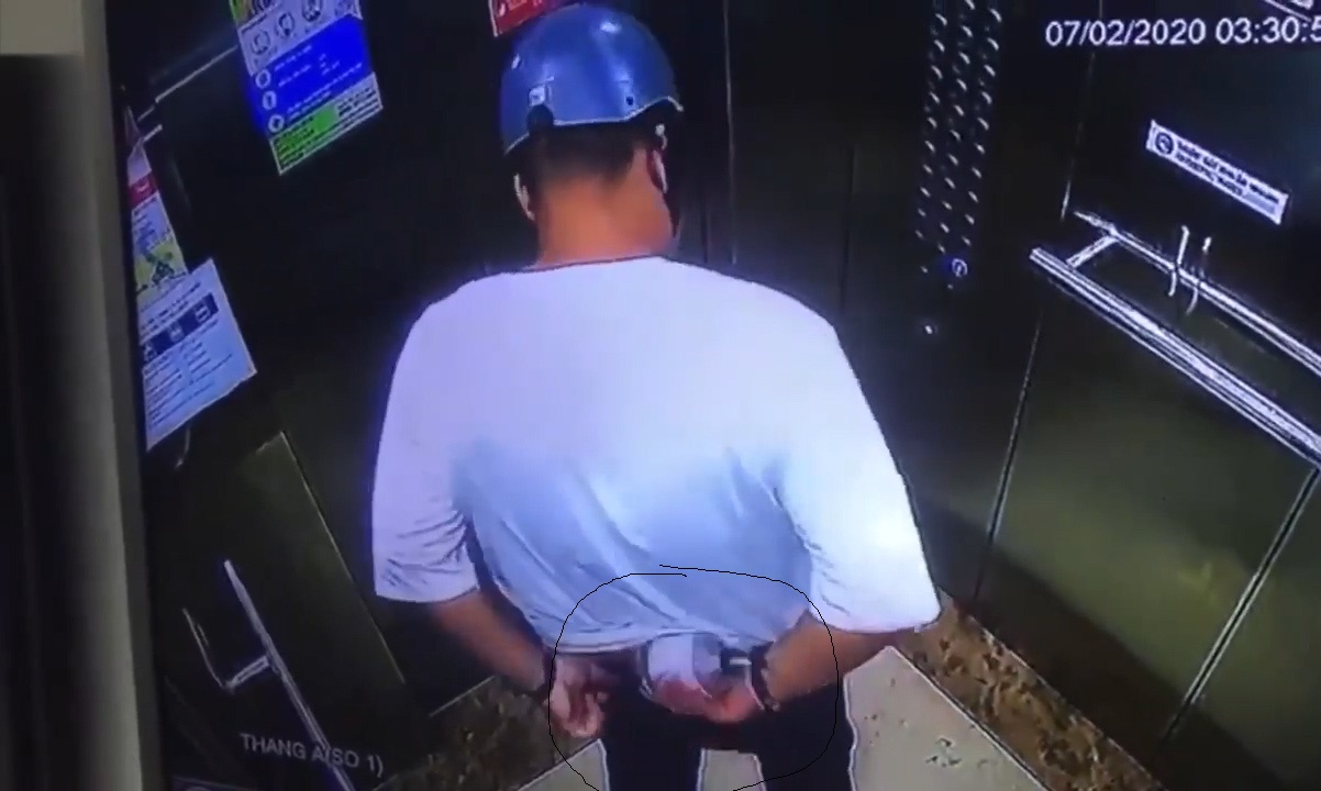 Người đàn ông trộm nước rửa tay trong thang máy