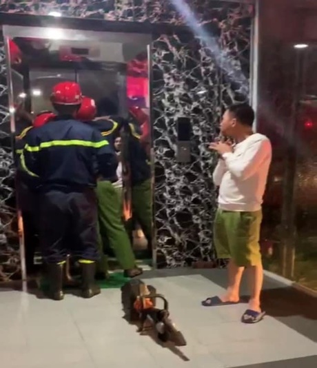 Giải cứu 17 người mắc kẹt trong thang máy