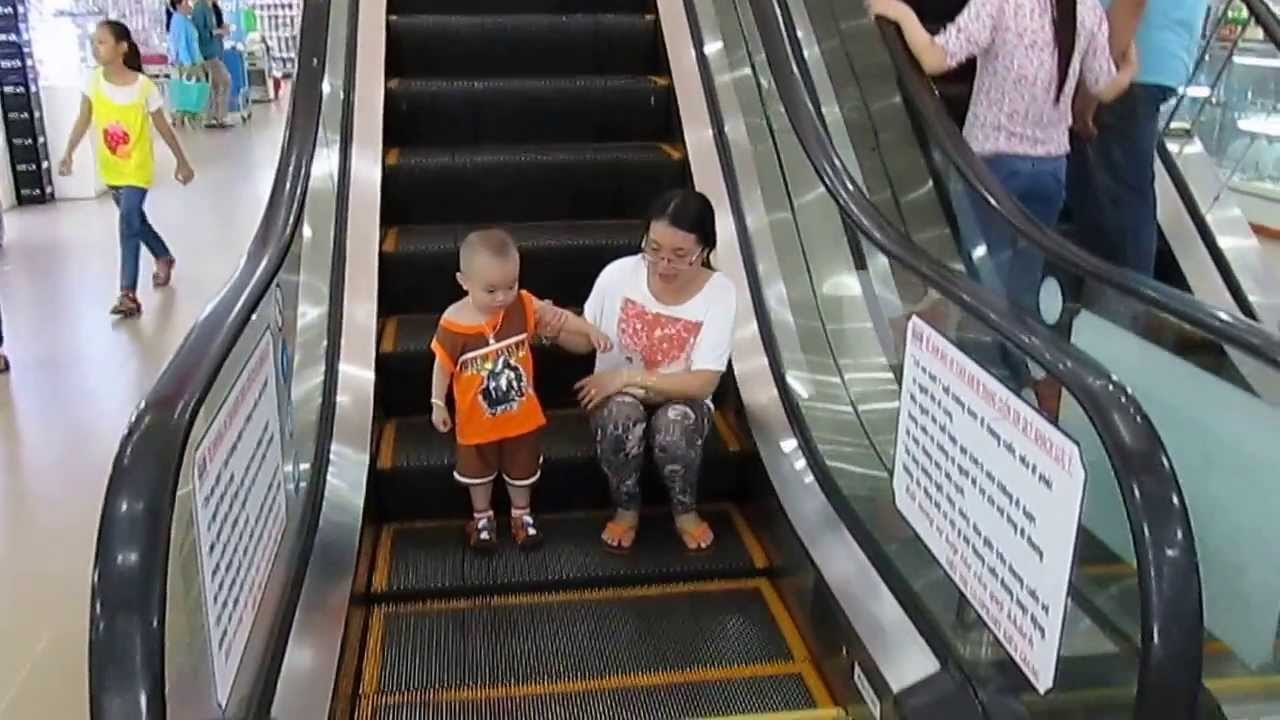 Lưu ý khi cho trẻ em sử dụng thang máy cuốn