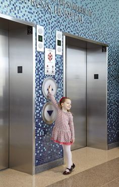 Lưu ý khi sử dụng thang máy gia đình có trẻ nhỏ