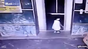 Mẹ cứu con gái thoát bị kẹt thang máy ngoạn mục