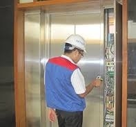 Nên kiểm định thang máy cũ mỗi năm