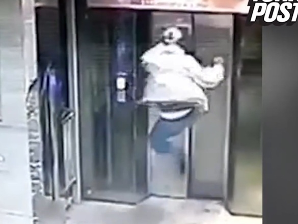 Ngã vào hố vì đạp cửa thang máy