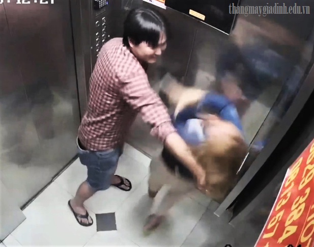 Người phụ nữ bị người yêu đánh trong thang máy
