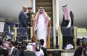 Quốc vương Ả Rập dùng thang máy dát vàng tại sân bay