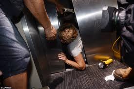 Vừa bị kẹt thang máy, vừa bị phạt tiền