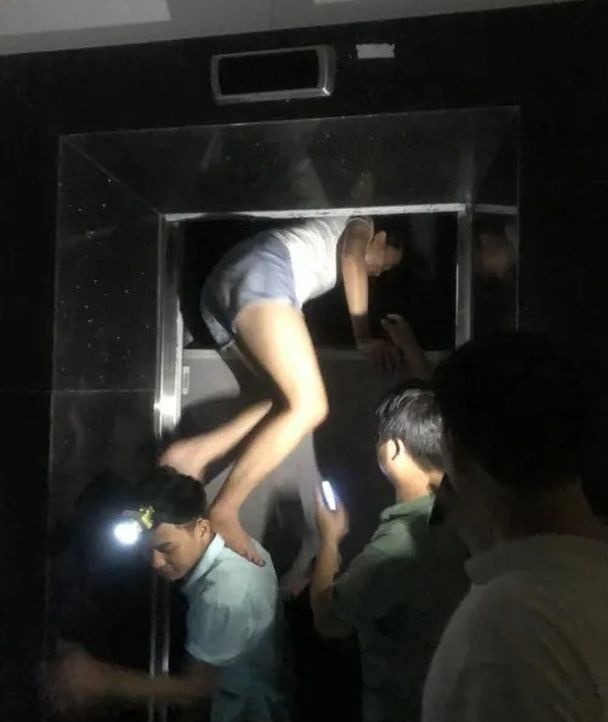 Cư dân bị nhốt trong thang máy do mất điện