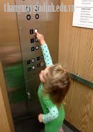 Kỹ năng giúp trẻ an toàn đi thang máy