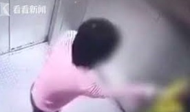 Mẹ đánh con trong thang máy công cộng