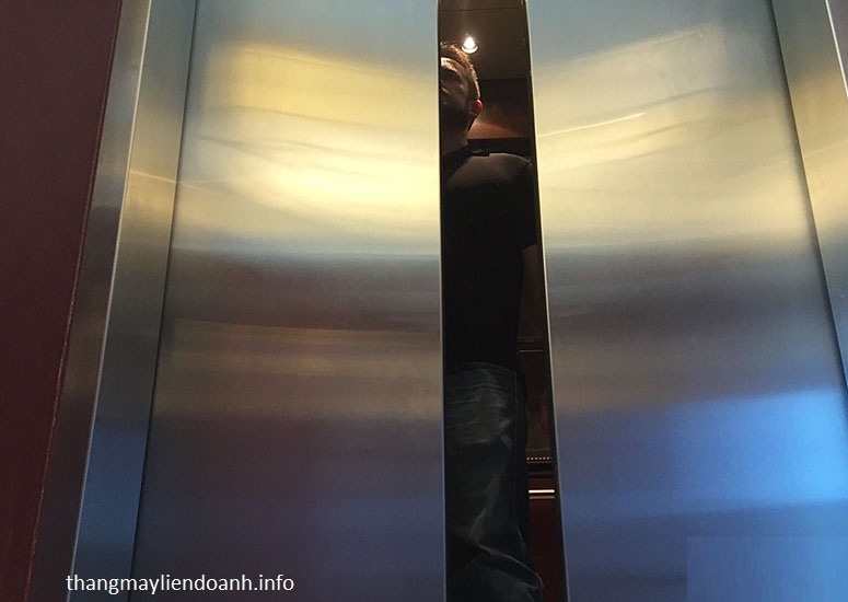 Nguyên tắc an toàn khi mở cửa thang máy