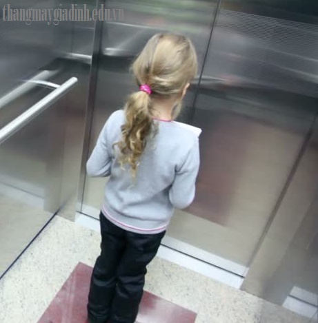 Sử dụng thang máy gia đình trong nhà có trẻ nhỏ cần chú ý những gì?