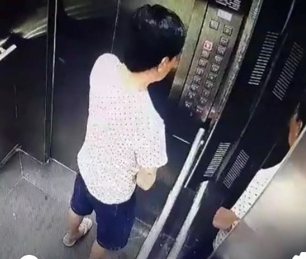 Thiếu ý thức khi dùng thang máy công cộng