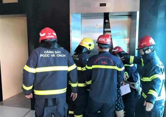 Giải cứu gần 40 người kẹt trong thang máy