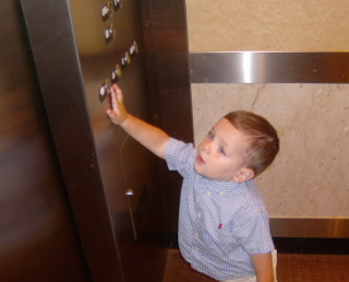 Bảng hướng dẫn sử dụng thang máy cho trẻ nhỏ