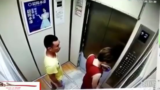 Bị người lạ tấn công trong thang máy
