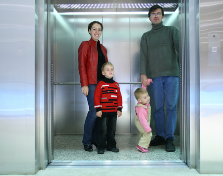 Cần biết khi sử dụng thang máy gia đình có trẻ em