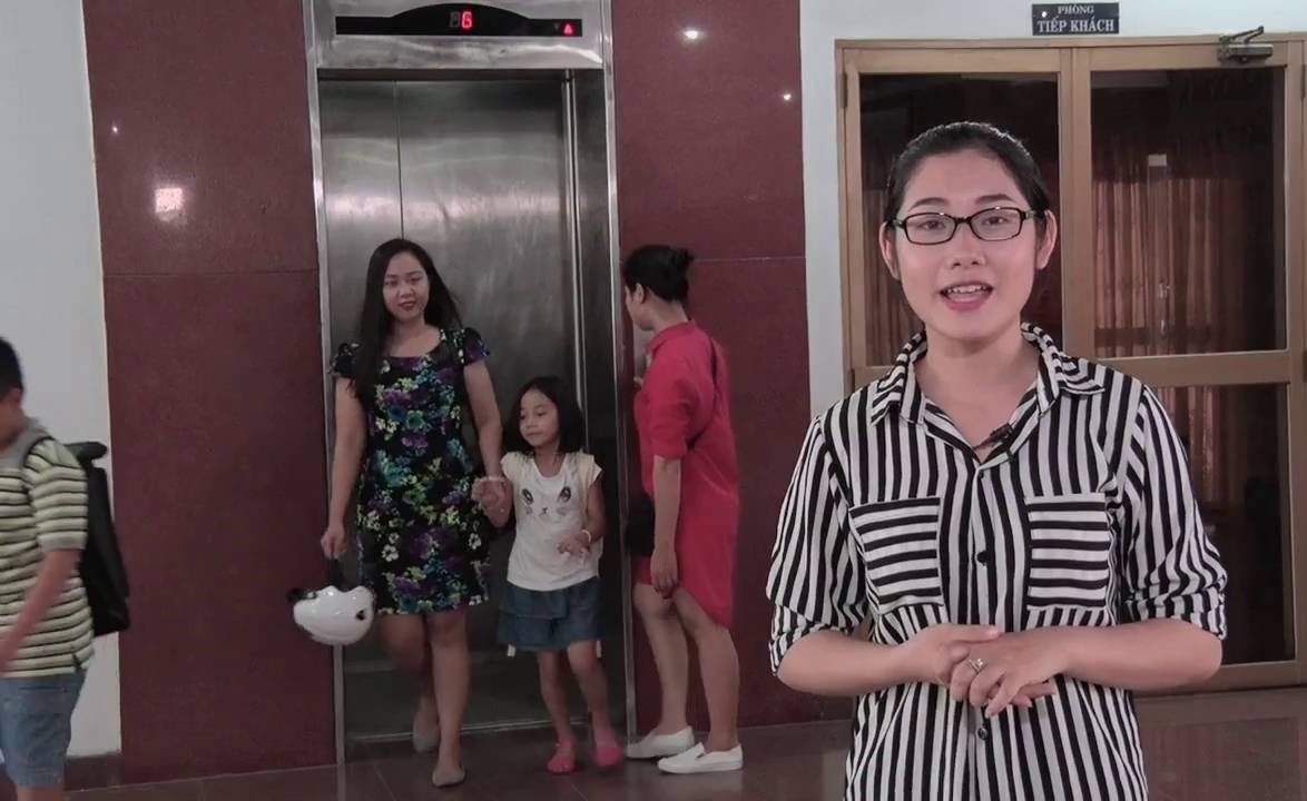 Cẩn thận với trẻ nhỏ ở thang máy chung cư