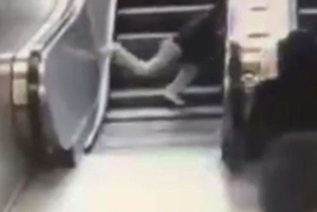 Cậu bé gặp nạn khi chơi đùa bên thang máy cuốn