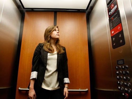 Làm sao để an toàn khi đứng trong cabin thang máy?