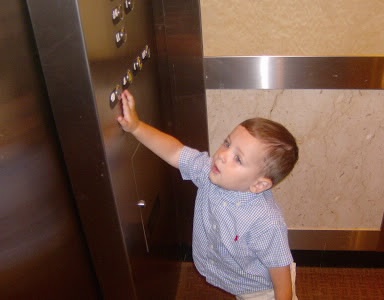 Lý do không nên để trẻ sử dụng thang máy một mình